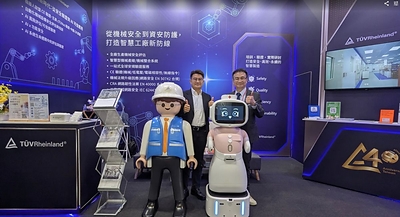 德國萊因工業服務與資訊安全服務總經理劉緯強（左）與長聯科技董事長李友錚（右）與「愛寶」機器人合影
