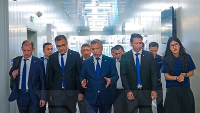 Uzmetkombinat delegation touring Trina Storage’s manufacturing and system integration facilities in Chuzhou, China