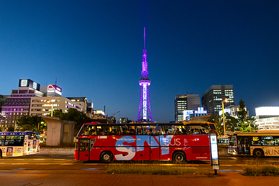 夜間於名古屋街頭穿梭的敞篷巴士。採期間限定運行!無論日間或夜間都提供特色十足的路線。 夜間於名古屋街頭穿梭的敞篷巴士。採期間限定運行!無論日間或夜間都提供特色十足的路線。