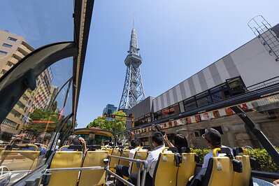 從敞篷巴士車內眺望的風景。乘坐期間，可以從高處享受日本的代表性城市之一「名古屋」的市區風光。