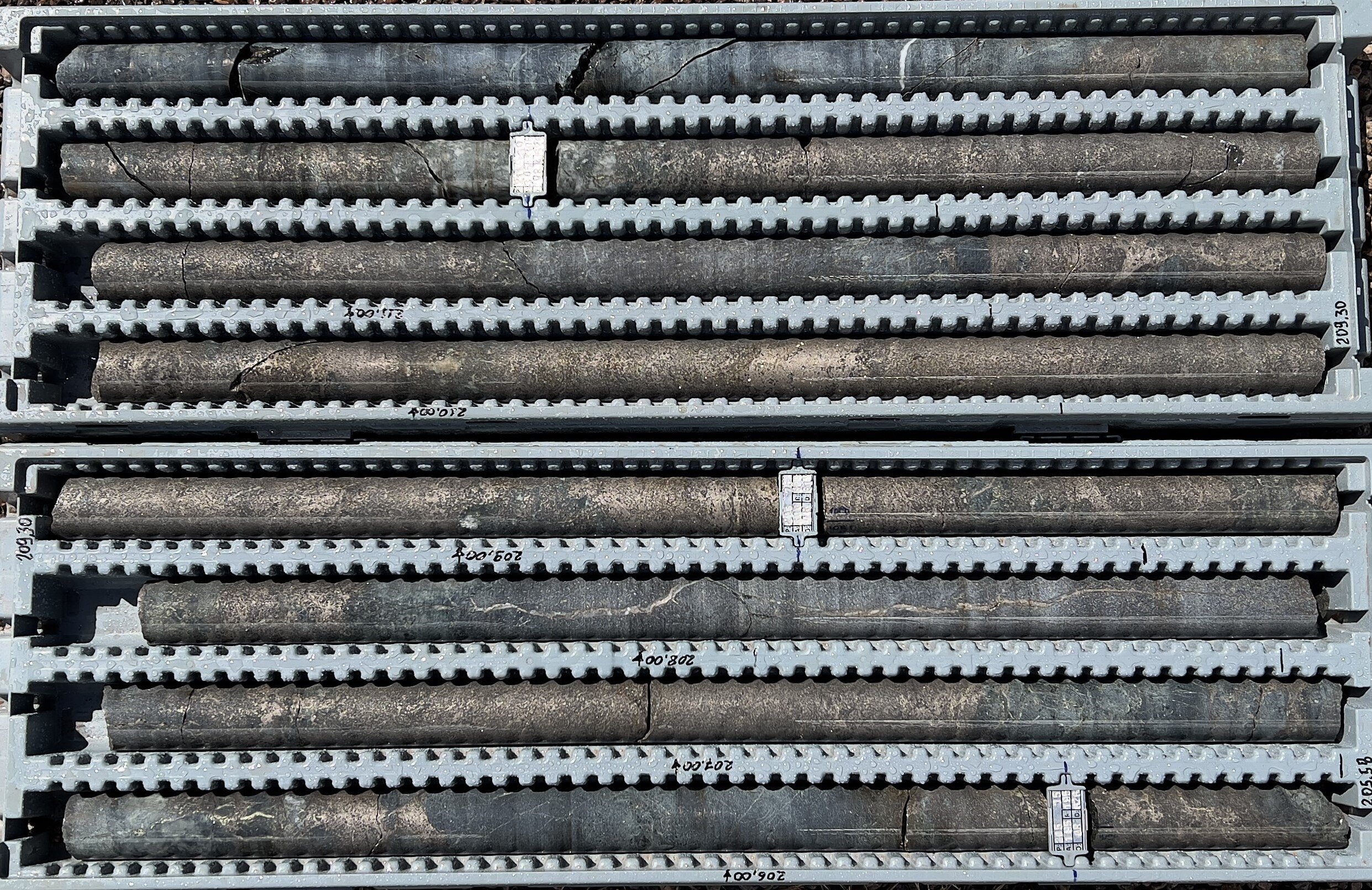 Figure 1: Sulphide-rich interval (205,58 a 213,14 m) in drill hole DDH26LU347. Figure 1: Sulphide-rich interval (205,58 a 213,14 m) in drill hole DDH26LU347.