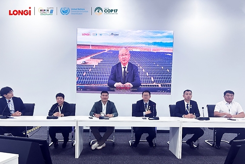 At a side event titled “From Desert to Asset – Comprehensive Solutions for Integrated PV-Based Ecological Restoration,” co-hosted by the School of Social Sciences of Tsinghua University and the China Green Foundation, Li Zhenguo, founder and Chief Technology Officer of LONGi, joined via video link and noted that traditional food production relies heavily on natural photosynthesis and climatic conditions. This image opens in the lightbox