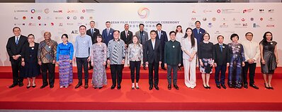 電影節開幕典禮邀得多位嘉賓蒞臨主禮，包括中華人民共和國外交部駐香港特別行政區特派員公署副特派員花有先生（前排右八）、香港特別行政區文化體育及旅遊局局長羅淑佩女士，JP（前排左八）、立法會議員（功能界別 - 旅遊界）江旻憓女士，SBS，MH（前排右六）、東盟國家駐港領團長兼馬來西亞駐香港總領事Muzambli Markam先生（前排左七），以及參與國家的駐港總領事或代表、香港特別行政區政府商務及經濟發展局「一帶一路」專員何力治先生（前排右七）、香港特別行政區政府政制及內地事務局粵港澳大灣區發展專員林雅雯女士，JP（前排右五）以及香港特別行政區政府商務及經濟發展局副秘書長郭頴詩女士，JP。