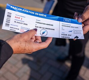 Grève chez Pascan Aviation : les agentes et agents de bord portent leur message aux Îles-de-la-Madeleine