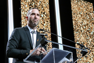 Peter Katz addressing the Hall Of Fame Gala attendees in Austin, Texas