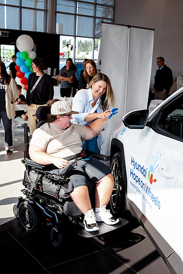 L'espoir sur roues de Hyundai apporte de l'espoir en Colombie-Britannique grâce à Connor Bedard et à un don de 350 000 $ pour les enfants atteints de cancer