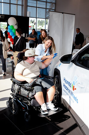 L'espoir sur roues de Hyundai apporte de l'espoir en Colombie-Britannique grâce à Connor Bedard et à un don de 350 000 $ pour les enfants atteints de cancer