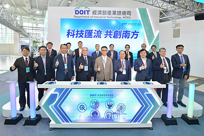 Officials and representatives from the Industrial Development Bureau posed for a photo at the '2026 Meet Greater South' event, showcasing 31 innovative technologies.