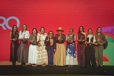 Vencedoras da 9ª edição do Prêmio Mulheres do Agro durante cerimônia de premiação / Foto: Júlio Ogata Vencedoras da 9ª edição do Prêmio Mulheres do Agro durante cerimônia de premiação / Foto: Júlio Ogata