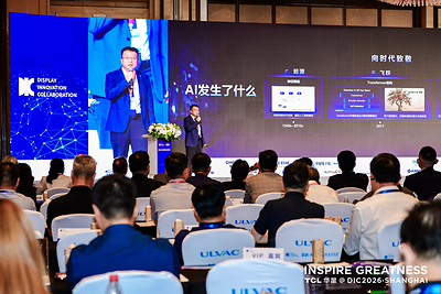 Bin Zhao, VP of TCL CSOT, GM of R&D Platform of TCL CSOT, delivering a speech