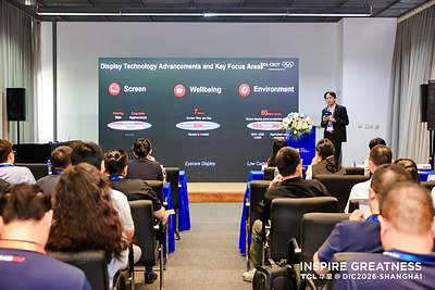 Ming-Jong Jou, Chief of Technology Planning Center, R&D Platform of TCL CSOT, delivering a speech