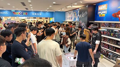 爆旋陀螺熱潮橫跨不同年齡層，把日常空間變成充滿活力的競技場，讓家庭成員透過玩樂比拼建立聯繫，促進跨代交流，同時締造珍貴回憶。