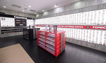 TOMICA BRAND STORE and TOMICA FACTORY offer immersive experiences, allowing customers to assemble their own die-cast cars for self-expression and a sense of identity. This image opens in the lightbox