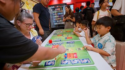 寶可夢集換式卡牌遊戲非常受亞洲家庭歡迎，一家大小圍在桌前對戰，令簡單的遊戲過程成為家人之間的珍貴時刻，進一步拉近彼此距離，促進跨代交流。