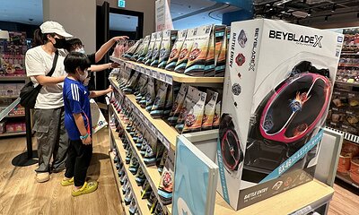 戰鬥陀螺熱潮橫跨不同年齡層，把日常空間變成充滿活力的競技場，讓家庭成員透過玩樂比拼建立聯繫，促進跨代交流，同時締造珍貴回憶。