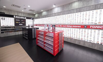 TOMICA BRAND STORE 及TOMICA FACTORY在亞洲各地為車迷帶來嶄新體驗，顧客可以親手組裝屬於自己的獨一無二的合金小車，既能展現個人風格，更加強身份認同感。