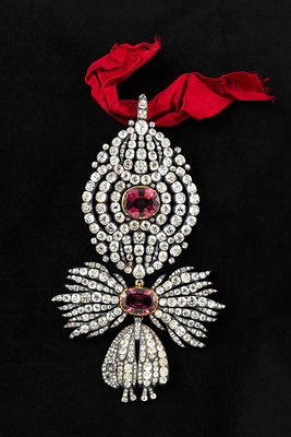 Joaillier européen inconnu, Insigne de l'Ordre de la Toison d'or, 18e siècle. Argent, or/argent doré, diamants, tourmalines? et soie, 15 × 8,4 × 1,5 cm. Fiducie Saint Joseph // Photo: MNBAQ, Louis Hébert