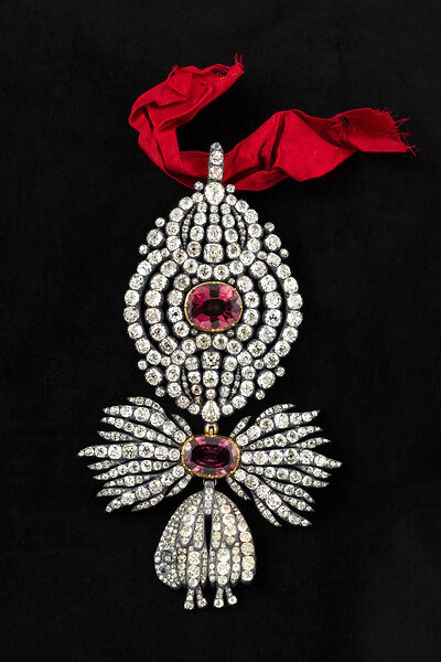 Unknown European jeweller, Insignia of the Order of the Golden Fleece, 18th century. Silver, gold/gilt silver, diamonds, tourmalines? and silk, 17 × 6.5 × 2,5 cm. Saint Joseph Trust // Photo: MNBAQ, Louis Hébert