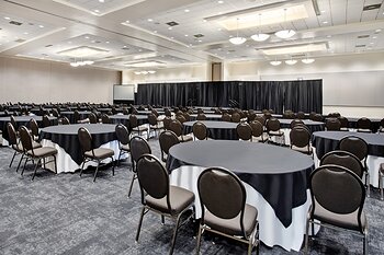 The adjoining Sloan Convention Center provides flexible event space for conferences, meetings, banquets and other large gatherings in Bowling Green.