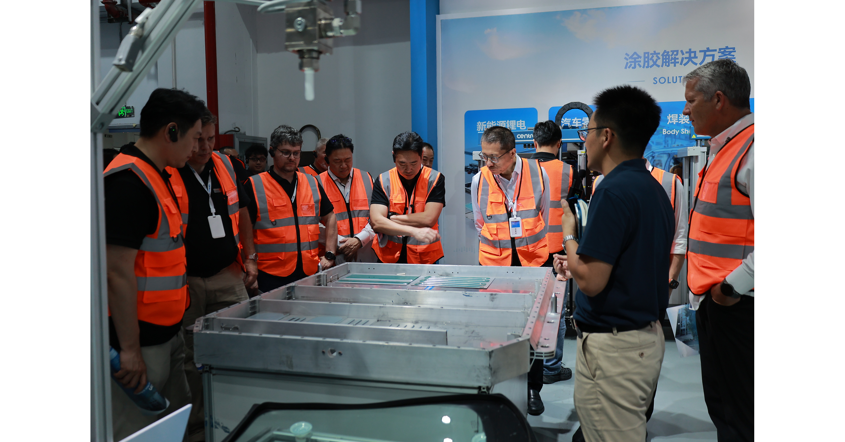 Des dirigeants internationaux de KUKA se rendent chez Centron pour un &eacute;change technique sur la fabrication intelligente dassemblages