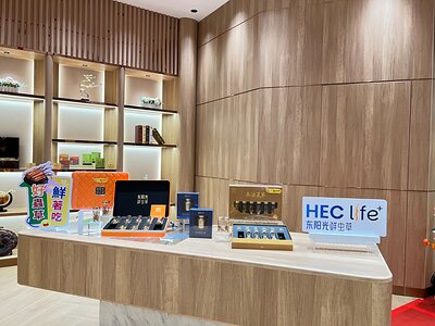 HEC life+東陽光鮮蟲草產品陳列於澳門隆泰健康 H&B Oasis 的展示櫃上。