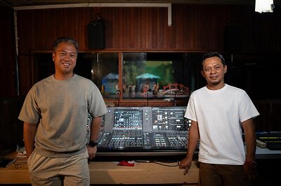 Yosafat, Direktur Albeta, System Integrator untuk proyek ini, dan Dwi Winarno, Technical Audio Specialist di Teater Besar