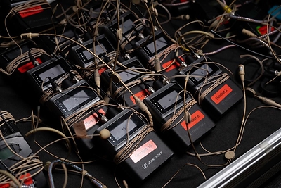 Sekitar 70 persen produksi di venue yang membutuhkan sistem wireless kini menggunakan Spectera, dengan pengaturan tipikal yang melibatkan sekitar 15 wireless channels.