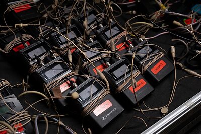 Sekitar 70 persen produksi di venue yang membutuhkan sistem wireless kini menggunakan Spectera, dengan pengaturan tipikal yang melibatkan sekitar 15 wireless channels.