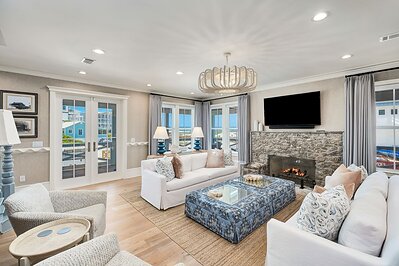 What makes the Grayton House especially compelling is the way it lives. Rather than relying on a single defining space, the home unfolds through a series of inviting indoor and outdoor living areas, allowing family and guests to gather naturally, enjoy real space, and move through the day with ease. The layout feels intentional. 