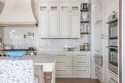 This storied residence has been reimagined for modern coastal living, with architectural design by Gregory D. Jazayeri, interiors by Tami Owen of Owen Group Interiors, and reconstruction led by Daniel Brock. The result is a rare blend of Grayton history, thoughtful design, and contemporary comfort.