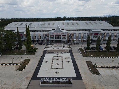 Pasar Bauntung in Banjarbaru, South Kalimantan, is one of the regional infrastructure projects financed by PT Sarana Multi Infrastruktur (Persero) (PT SMI), highlighting its role in expanding access to infrastructure and supporting more equitable development across Indonesia.