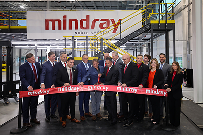 Wayne Quinn, President, Mindray North America leading the official ribbon-cutting accompanied by the Executive Leadership Team and Jim Wysocki, Mayor of Mahwah and Matt Romano, Constituent Services Liaison to Congressman Gottheimer.