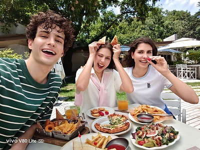 The 32 MP HD Wide-Angle Selfie Camera on V80 Lite 5G offers a 90° field of view for sharp, natural group photos.