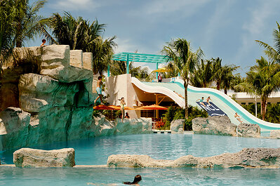 Cliffside Cove en Great Tides Waterpark ofrece algunas de las experiencias más innovadoras del parque, incluyendo Cliffside Leap, los primeros saltos desde acantilados de su tipo en la industria y los más altos del Caribe, con plataformas ubicadas a 10 y 15 pies de altura. Los huéspedes también podrán disfrutar de The Great Slide, el único tobogán familiar del Caribe donde hasta cuatro personas pueden descender juntas para vivir una emocionante dosis de adrenalina, y mucho más.