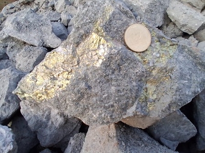 Figure 4 – Example of copper sulphide ore from the stockpile on surface, bound for ENAMI in Vallenar. Figure 4 – Example of copper sulphide ore from the stockpile on surface, bound for ENAMI in Vallenar.