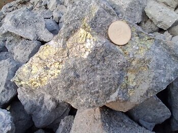 Figure 4 – Example of copper sulphide ore from the stockpile on surface, bound for ENAMI in Vallenar. Figure 4 – Example of copper sulphide ore from the stockpile on surface, bound for ENAMI in Vallenar.