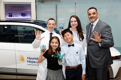 (left to right) Dr. Steven Hardy, Children’s National, Isabella Franco-Capps, national youth ambassador, Hyundai Hope on Wheels, Jackson Trinh, national youth ambassador, Hyundai Hope on Wheels, Dr. Jillian Smith, Children’s National, Randy Parker, president and CEO, Hyundai Motor North America, at Children’s National in Washington, D.C., on Sept. 2, 2026 (Photo/Hyundai)