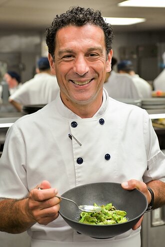 Pasquale Vari, enseignant en cuisine à l’ITHQ, aux côtés duquel le grand public pourra apprendre à préparer des pâtes fraîches. (crédit : ITHQ)