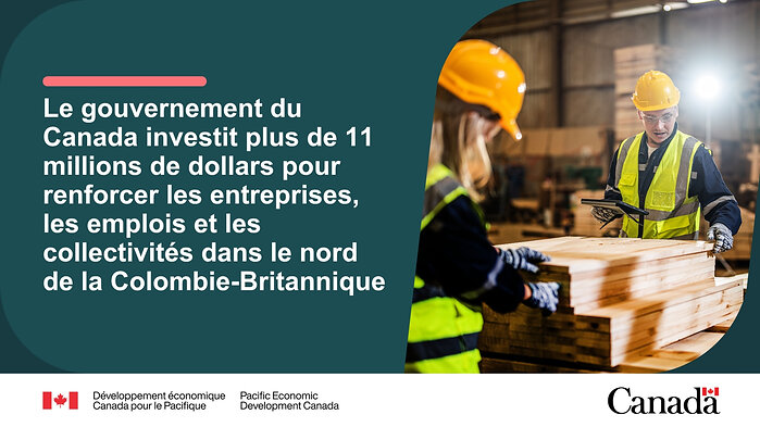 Deux ouvriers portant des casques de chantier jaunes et des gilets réfléchissants inspectent des piles de bois d'œuvre à l'intérieur d'un entrepôt. Le texte se lit comme suit : Le gouvernement du Canada investit plus de 11 millions de dollars pour renforcer les entreprises, les emplois et les collectivités dans le nord de la Colombie-Britannique 