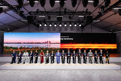 (From left) Gang Hyun Seo, Hyundai Motor Group President; Kwang-moo Kim, Senior Executive Vice President; Leroy Sullivan, Mayor of Donalsonville; José Muñoz, President and CEO of Hyundai Motor Company; Susan Bourgeois, Louisiana Economic Development Secretary; Julia Letlow, U.S. Representative; Kyung-wha Kang, South Korean Ambassador to the U.S.; In-hwa Chang, POSCO Group Chairman; Jeff Landry, Louisiana Governor; Euisun Chung, Hyundai Motor Group Executive Chair; Troy Carter, U.S. Representative; Jung-kwan Kim, Korea’s Minister of Trade, Industry and Resources; William Kimmitt, U.S. Under Secretary of Commerce for International Trade; Bo-Ryong Lee, President and CEO of Hyundai Steel; Clint Cointment, Ascension Parish President; Ho Sung Song, President and CEO of Kia Corporation; Sung Kim, Hyundai Motor Group President; Cortaz Johnson, Student of River Parishes Community College (RPCC)