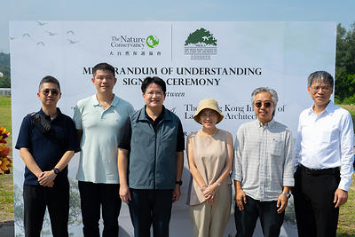 (L–R) Augustine Lam, Assistant Secretary (Greening and Landscape) 1, Development Bureau; Anthony Gao, Executive Director for Hong Kong and Regional Partnerships, The Nature Conservancy (TNC); Chan Pok-chi, MH, JP, Legislative Councillor for the Agriculture and Fisheries Functional Constituency; Julia Lau Man-kwan, JP, Legislative Councillor for the Architectural, Surveying, Planning and Landscape Functional Constituency; Dr. Yin-lun Chan, President of The Hong Kong Institute of Landscape Architects (HKILA); and Simon Chan Kin-fung, Assistant Director (Conservation), Agriculture, Fisheries and Conservation Department (AFCD). 