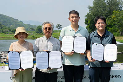 （左起） 劉文君議員，JP、陳彥璘博士、高㦤行先生及陳博智議員，MH，JP於白泥展示已簽署的合作備忘錄（MoU）。
