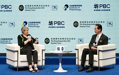 紐西蘭前總理、聯合國開發計劃署前署長海倫．克拉克（Helen Clark）（左）以「公益慈善新紀元：睿智領航，變局前行」為題發表首個主題演講，並由馬會董事陳智思（右）主持。