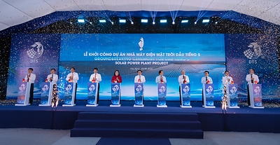 Representatives at the groundbreaking ceremony for the Dầu Tiếng 5 Floating Solar Power Plant Project in Vietnam