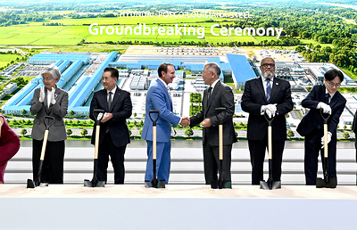 Louisiana Gov. Jeff Landry (3rd from L) and Hyundai Motor Group Executive Chair Euisun Chung (4th from L) shake hands during the HPLS ceremonial event in Ascension Parish, Louisiana, on September 4, 2026.