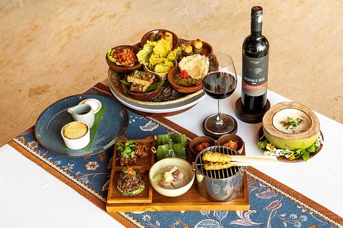 Pengalaman bersantap khas Indonesia yang dikurasi dengan indah, memadukan cita rasa Nusantara dari Bejana by Petty Elliott dengan wine khas Bali dari Sababay.