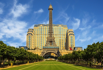 Sands China has dedicated significant efforts to developing The Parisian Macao into a world-class tourist attraction. The Parisian Macao’s Eiffel Tower was built at half the scale of the original in Paris. Meticulously crafted using over 2,800 tonnes of steel and 6,600 lights, and refined through more than 4,500 design drawings, the tower faithfully captures the spirit of the iconic Parisian landmark.