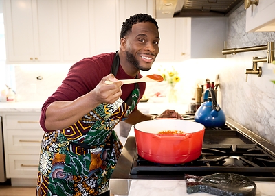 Kel Mitchell, actor, producer, author, and World Vision supporter since 2021, is featuring the “Patchwork of Promise” Kitenge apron