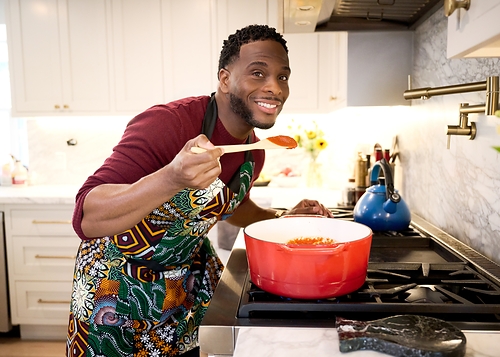 Kel Mitchell, actor, producer, author, and World Vision supporter since 2021, is featuring the “Patchwork of Promise” Kitenge apron Kel Mitchell, actor, producer, author, and World Vision supporter since 2021, is featuring the “Patchwork of Promise” Kitenge apron