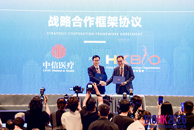 Prof. Albert Yu (right), chairman of the Hong Kong Biotechnology Organization, poses for aphoto with Mr. Yang Yiging, general manager of CITIC Medical and Health, after signing a strategicpartnership agreement 